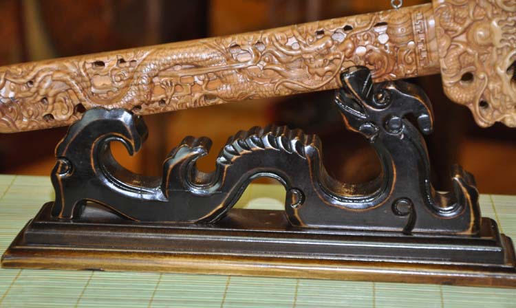 肥城福临桃木工艺品 小号立体草龙剑架FL-0078-2的设计匠心